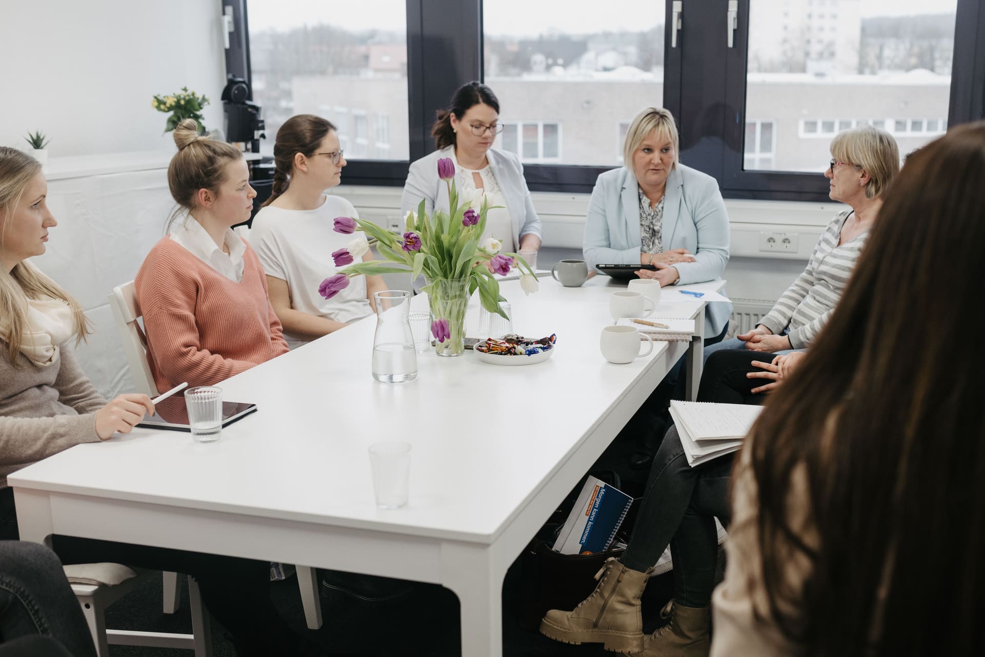 Mitarbeiterin der fuersam GmbH am Laptop in modernem Büro